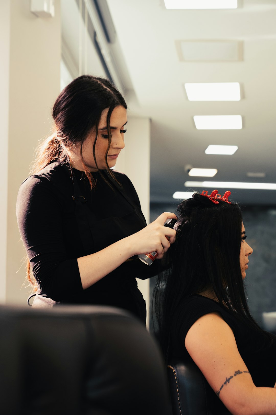 a-woman-cutting-another-womans-hair-in-a-salon-xr12kfinkya
